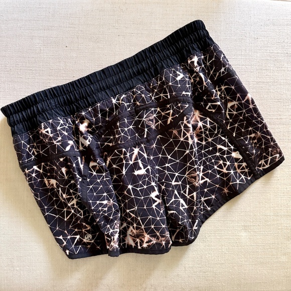 LULULEMON | Tracker Short III *4-way Stretch in Star Crushed Multi/Black - Picture 8 of 13